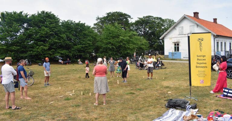 люди, играющие в кубб на траве