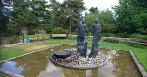 fontän med skulptur föreställande en man och en kvinna