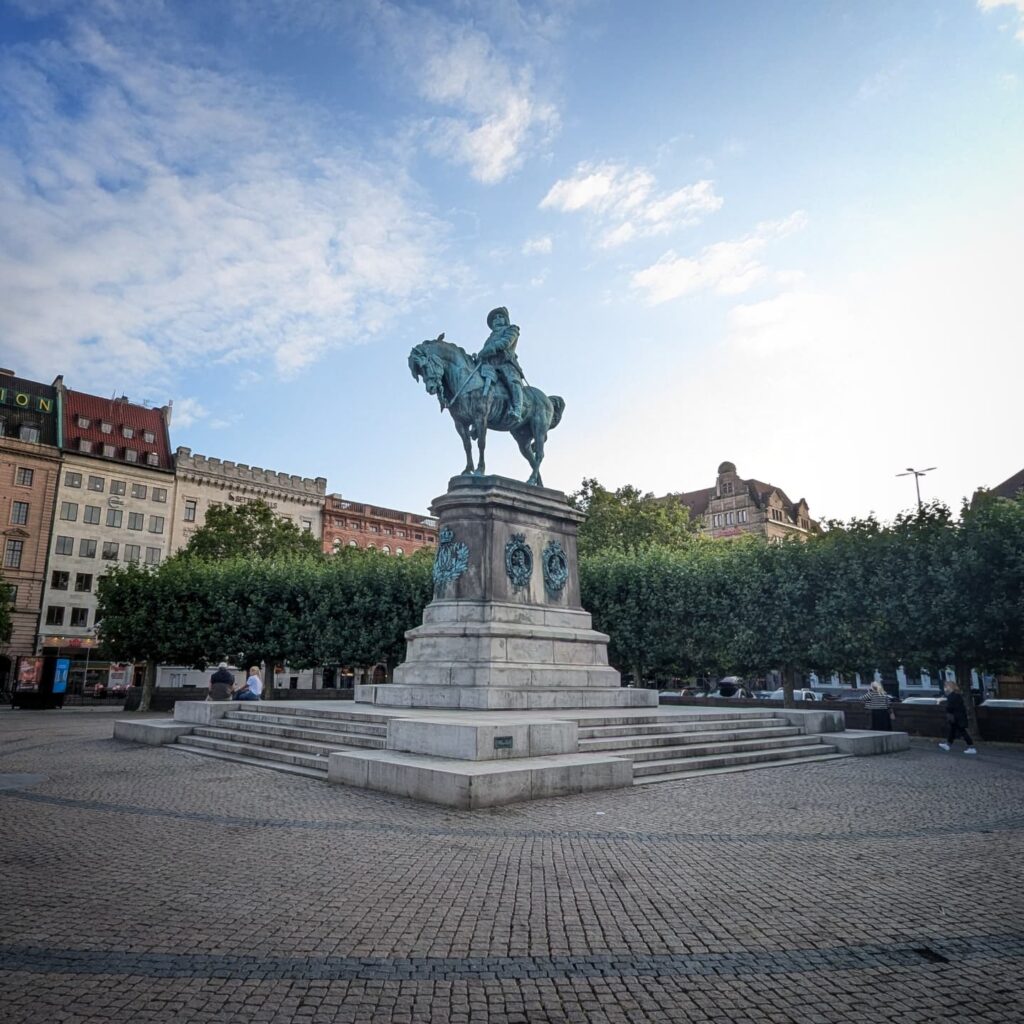 ryttarstaty på ett torg