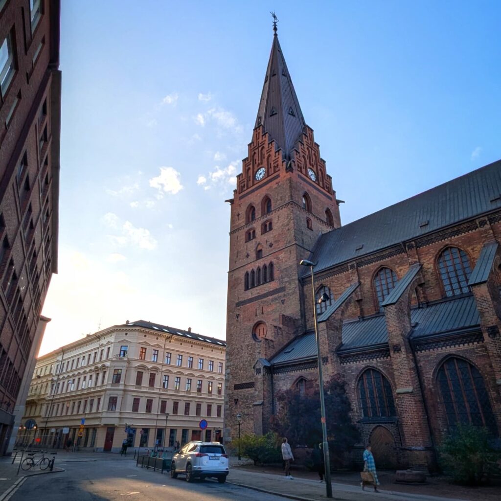 kyrka med högt torn