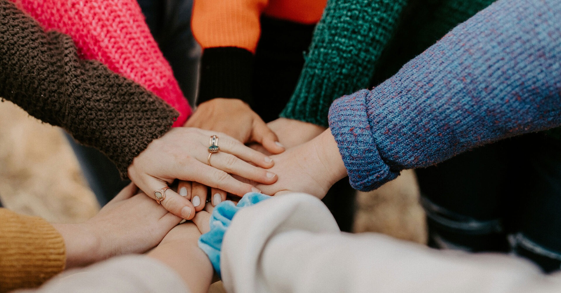 Фото: <a href="https://unsplash.com/@hannahbusing?utm_content=creditCopyText&utm_medium=referral&utm_source=unsplash">Hannah Busing</a>/<a href="https://unsplash.com/photos/person-in-red-sweater-holding-babys-hand-Zyx1bK9mqmA?utm_content=creditCopyText&utm_medium=referral&utm_source=unsplash">Unsplash</a>.
