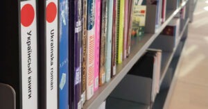 книги на книжной полке