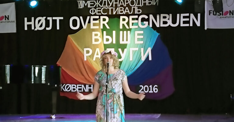 жанчына спявае на маляўнічым фоне