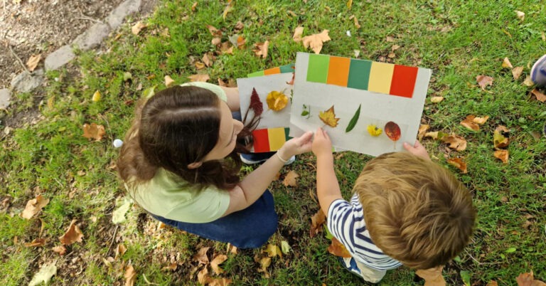жанчына і дзіця з паперамі на фоне травы