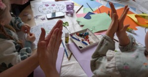 händer på barn som pysslar