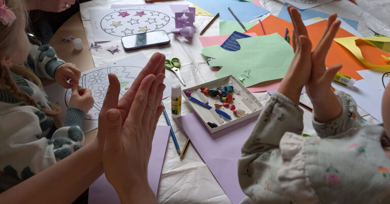 Workshop på Skruvs barnverksamhet i Helsingborg 28 mars 2026. Foto: Niklas Bönnemark.