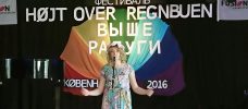 жанчына спявае на маляўнічым фоне
